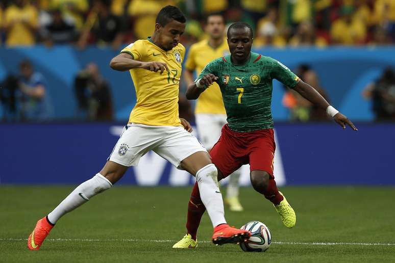 Luiz Gustavo e N'Guemo disputam bola na partida entre Brasil e Camarões
