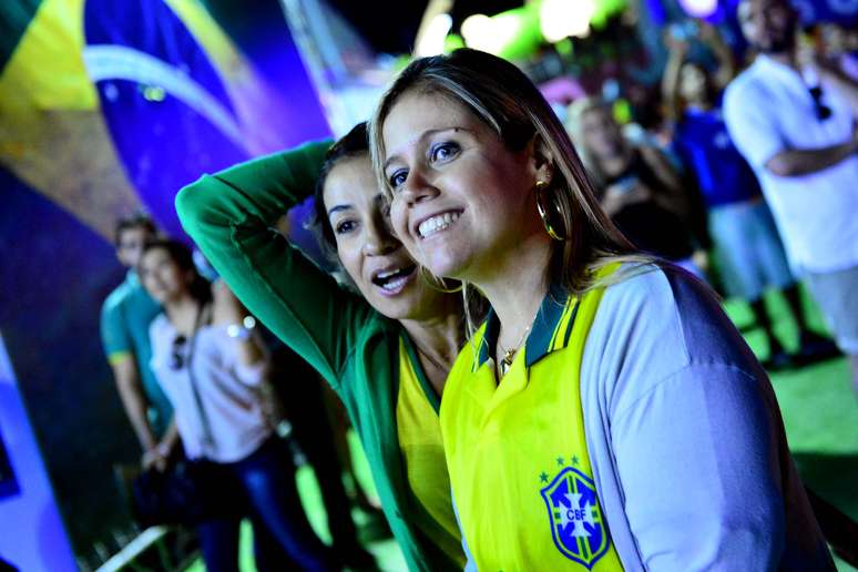 <p>O Parque da Bola, montado no Jockey Club da Gávea, na zona sul do Rio de Janeiro, atraiu milhares de pessoas na tarde desta segunda-feira para a transmissão do jogo Brasil x Camarões.</p>