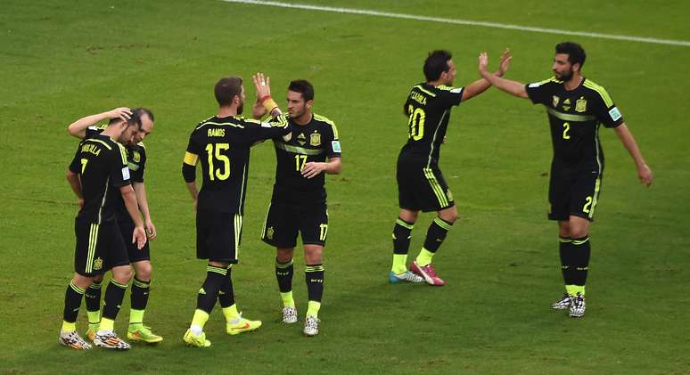 <p>Espanh&oacute;is comemoram gol de Villa sobre a Austr&aacute;lia, na Arena da Baixada, em Curitiba</p>