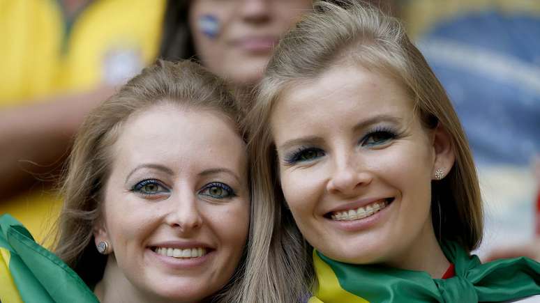 <p>Torcedores lotam o Estádio Mané Garrincha, em Brasília, para ver a vitória do Brasil sobre Camarões por 4 a 1, colorindo as arquibancadas de verde-amarelo.</p>