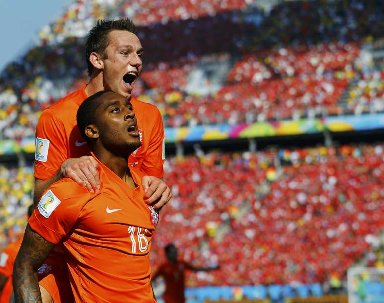 <p>Holanda venceu Chile com dois gols nos 15 minutos finais do segundo tempo</p>