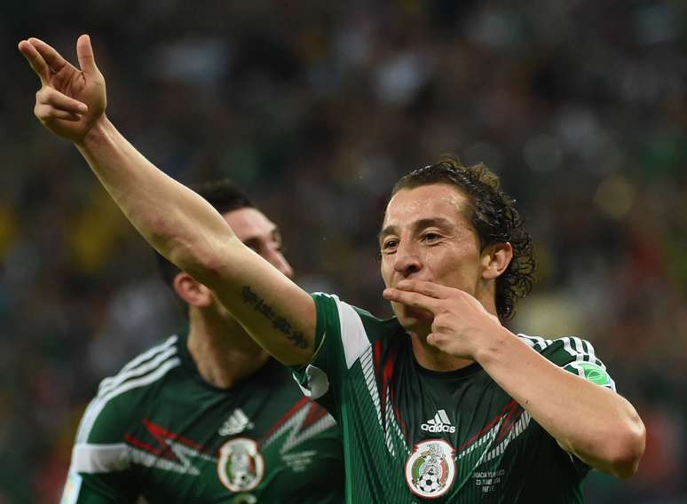 <p>Andrés Guardado celebra após marcar o segundo gol do México contra a Croácia</p>