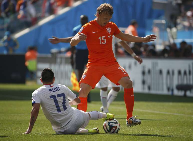 <p>Medel tenta desarmar Kuyt em jogo entre Holanda e Chile</p>