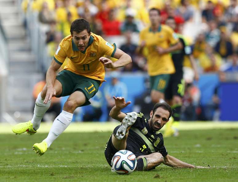 Tommy Oar escapa de carrinho de Juanfran, durante jogo entre Espanha e Austrália