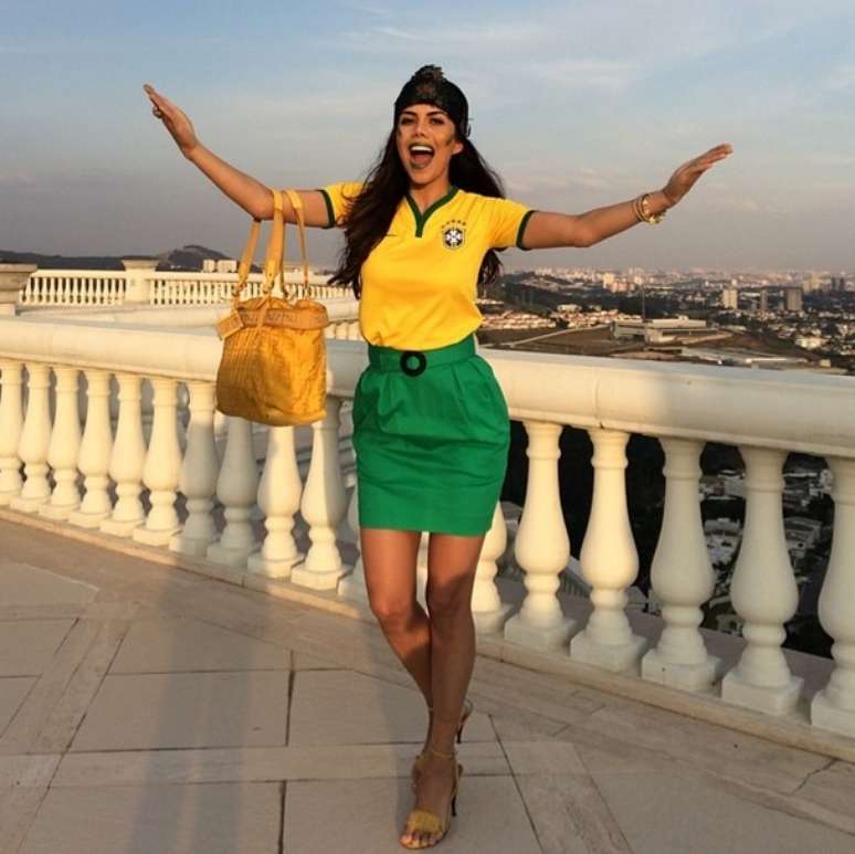 Daniela Albuquerque escolheu look chique para curtir o jogo do Brasil
