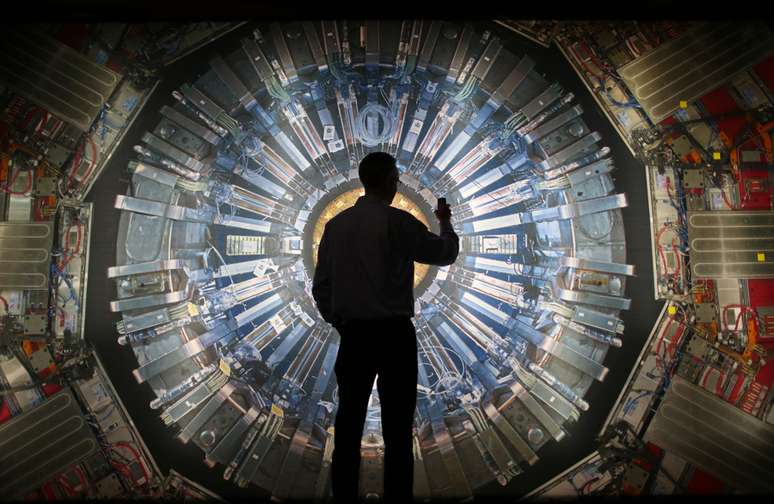 <p>Acelerador de hadrones (LHC) pode gerar energia para descobrir outras dimens&otilde;es</p>
