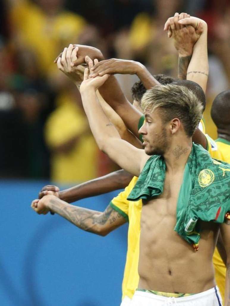 Neymar comemora com time vitória sobre Camarões no estádio Mané Garrincha, Brasília. 23/6/2014.