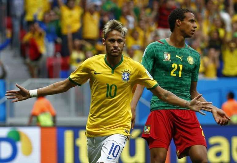 Neymar recebe instruções de Felipão durante jogo com Camarões em Brasília. 23/06/2014.