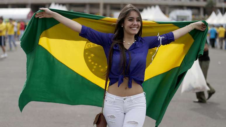<p>Torcedores de Brasil e Camarões já movimentam, no início da tarde desta segunda-feira, os arredores do estádio em Brasília, antes da partida que acontece às 17h</p>