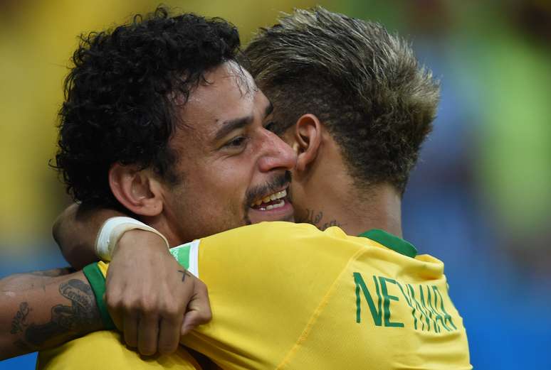 <p>Neymar abraça Fred depois de o camisa 9 marcar de cabeça</p>