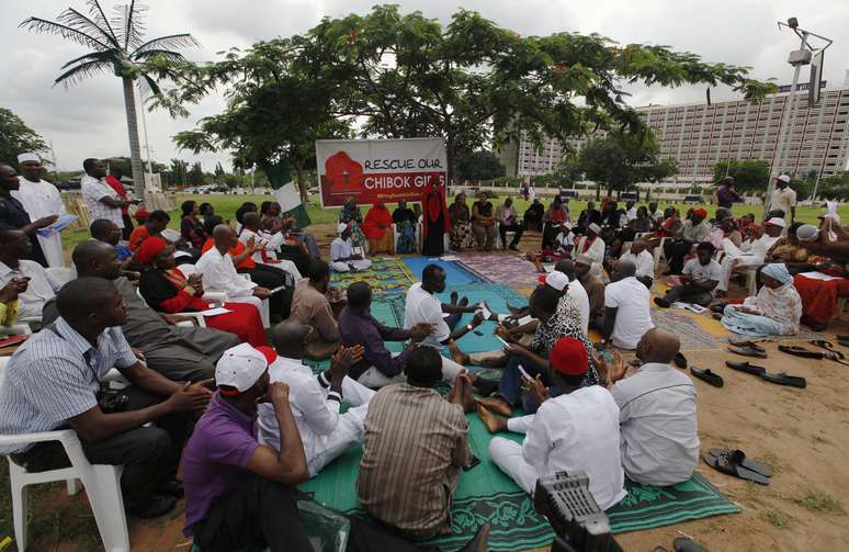 <p>Membros do grupo # BringBackOurGirls participam de um protesto em Abuja, em 18 de junho, em prol das&nbsp;mais de 200 estudantes sequestradas, no nordeste da Nig&eacute;ria em 14 de abril pelo grupo militante isl&acirc;mico Boko Haram</p>