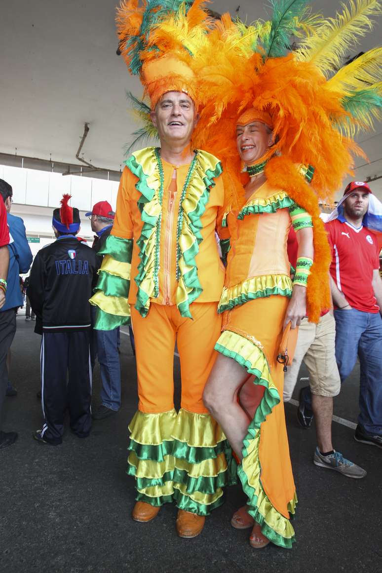 O casal Paul Hirschel e Caroline Dessing homenageou o Brasil com uma fantasia carnavalesca laranja com detalhes em verde e amarelo