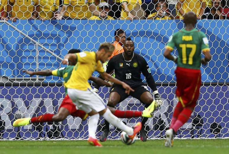 Marcelo lança, Neymar faz a finta na entrada da área e chuta para marcar o segundo gol brasileiro