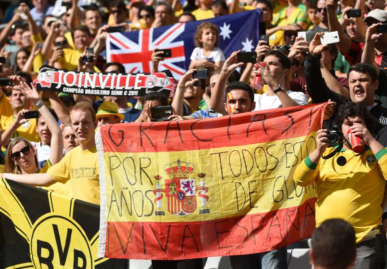 Pintados, torcedores de Austrália e Espanha se divertem nesta segunda-feira na Arena da Baixada, em Curitiba