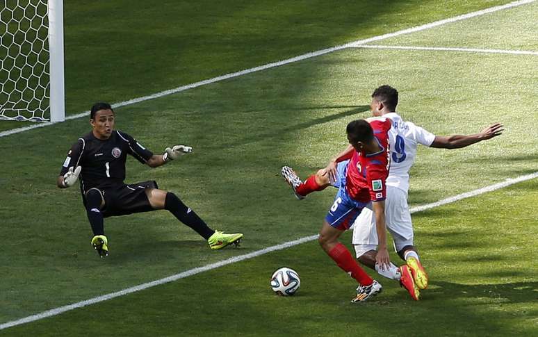 Goleiro costarriquenho Keilor Navas evita gol da Inglaterra, no Estádio do Mineirão, em Belo Horizonte