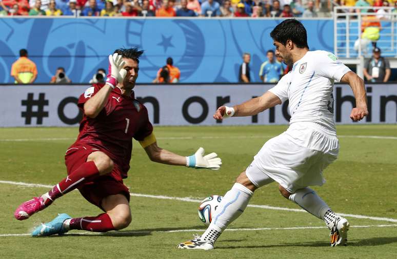 Uruguaio Suárez chega à grande área italiana e Buffon faz grande defesa