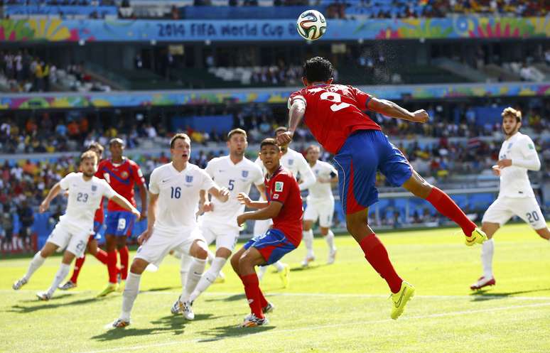 Giancarlo Gonzalez, da Costa Rica, salta para cabecear a bola durante jogo contra a Inglaterra