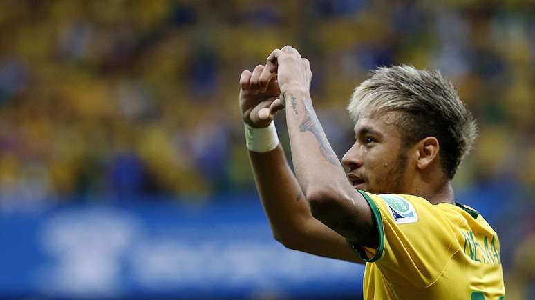 <p>Neymar comemora gol marcado na&nbsp;vit&oacute;ria sobre Camar&otilde;es</p>