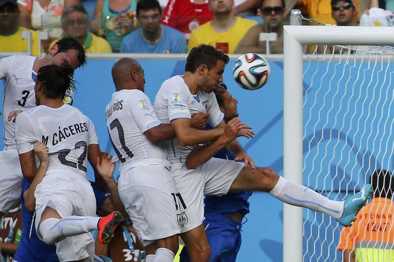 <p>Em grande temporada, Diego Godín foi o herói uruguaio que deu classificação para as oitavas de final e eliminou a Itália</p>