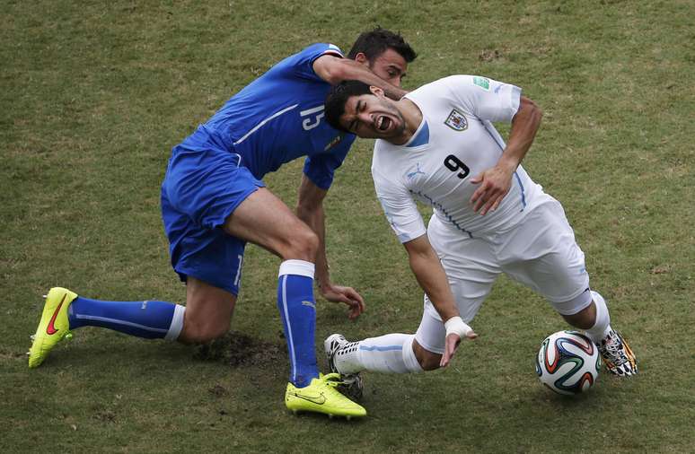 <p>Su&aacute;rez, do Uruguai, disputa bola com o italiano Barzagli durante jogo decisivo&nbsp;</p>