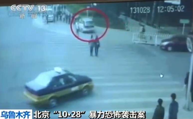 <p>V&iacute;deo exibido pela emissora estatal China Central Television (CCTV), em 16 de junho,&nbsp;mostra o ataque ocorrido em 28 de outubro de 2013, no qual um ve&iacute;culo branco matou dois turistas e feriu outros 40</p>