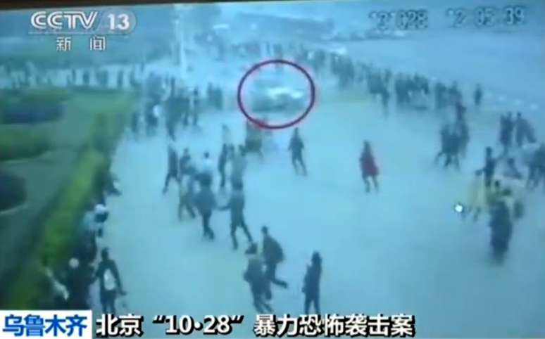 <p>V&iacute;deo exibido pela emissora estatal China Central Television (CCTV), em 16 de junho,&nbsp;mostra o ataque ocorrido em 28 de outubro de 2013, no qual um ve&iacute;culo branco matou dois turistas e feriu outros 40</p>