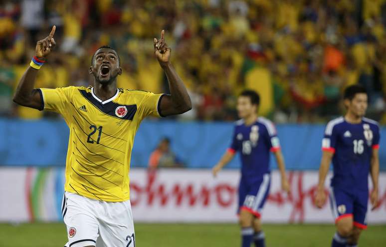 Rodriguez descola ótimo lançamento para Martínez na direita, que finta Konno e bate colocado, fazendo o terceiro gol da Colômbia contra o Japão