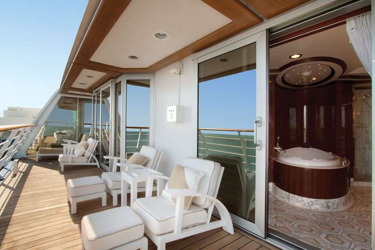 <p>Suite Owner dos navios Marina e Riviera contam com banheiras com vista para o mar</p>