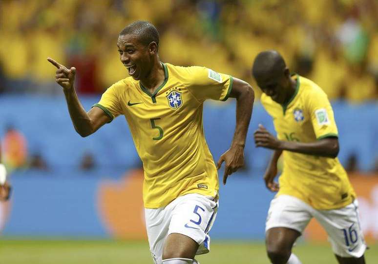 Fernandinho comemora gol do Brasil contra Camarões.