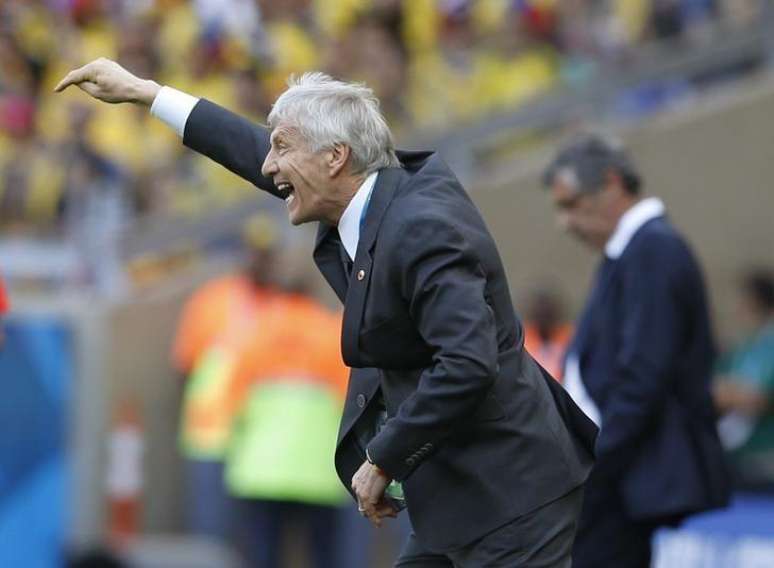 Técnico da seleção da Colômbia, Jose Pekerman, gesticula durante partida contra a Grécia pelo Grupo C da Copa do Mundo, no estádio Mineirão, em Belo Horizonte.  14/06/2014.