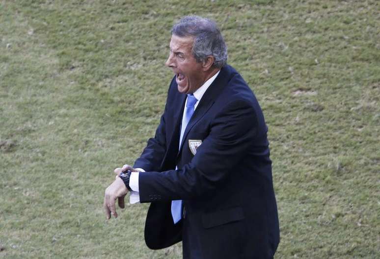 Técnico da seleção do Uruguai, Oscar Tabárez, durante partida contra Itália, na Arena das Dunas, em Natal. 24/6/2014