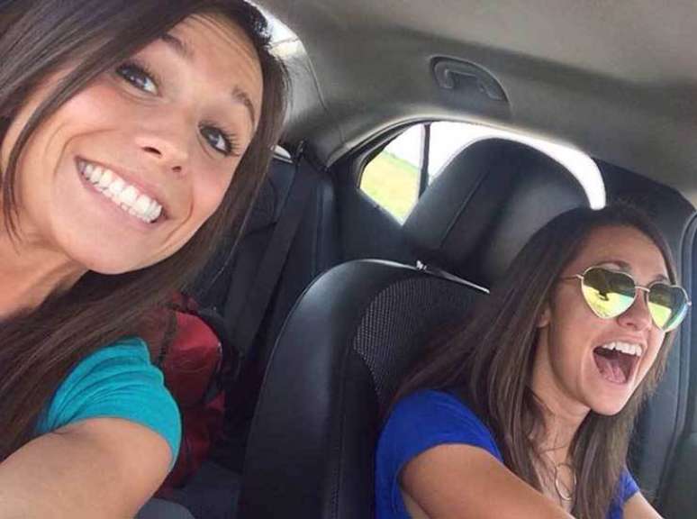 <p>Oito minutos antes do acidente, a jovem tirou e publicou uma selfie animada ao lado de sua amiga, que dirigia o carro</p>