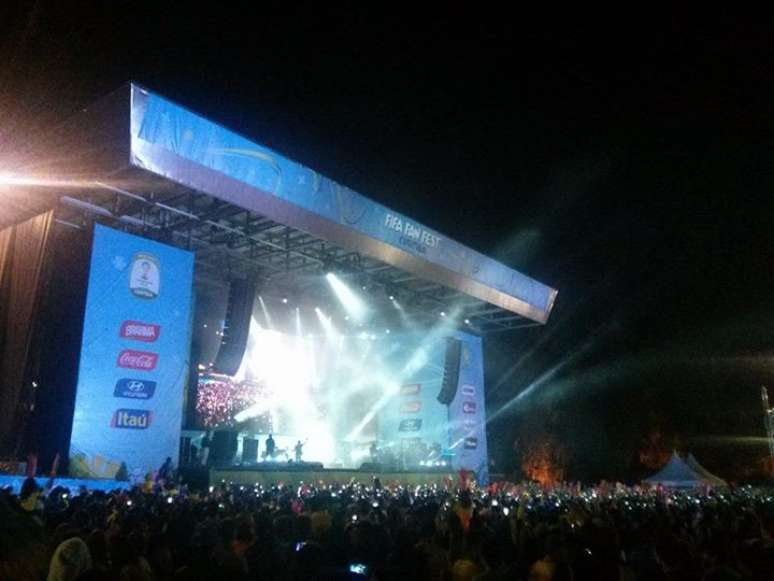 Fan Fest de Curitiba teve show da banda Jota Quest ap&oacute;s jogo do Brasil