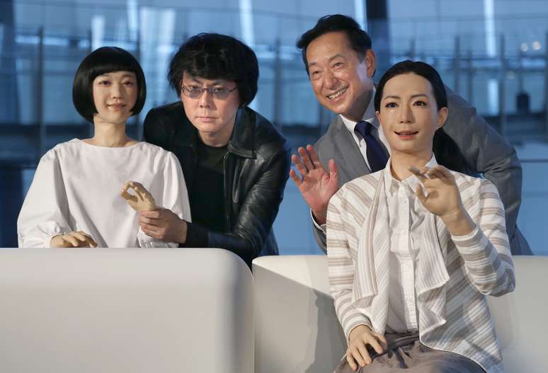 <p>Da esquerda para a direita: a robô Kodomoroid; o desenvolvedor das máquinas, professor Hiroshi Ishiguro; o diretor-executivo do museu, Mamoru Mohri; e a robô Otonaroid</p>