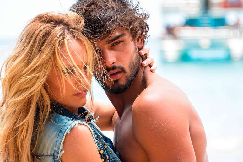 Candice Swanepoel posa ao lado de brasileiro em Noronha