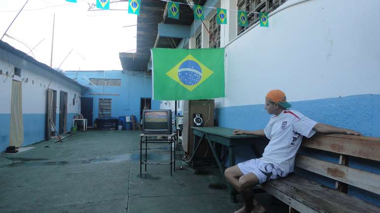 A maior parte dos 824 presidi&aacute;rios do Centro de Ressocializa&ccedil;&atilde;o de Cuiab&aacute; (CRC), antigo Carumb&eacute;, que perderam o direito de ir e vir com liberdade, acompanham a Sele&ccedil;&atilde;o Brasileira na Copa do Mundo
