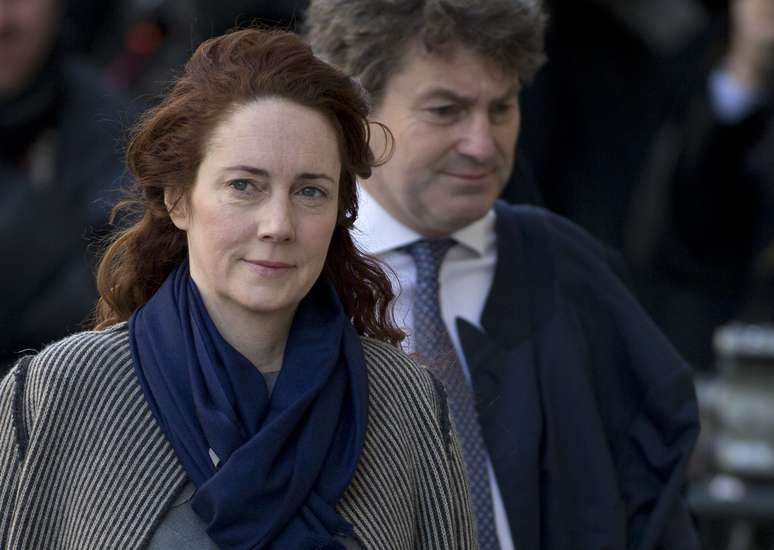 <p>Rebekah Brooks, ex-editora do News of the World foi absolvida após um longo julgamento de oito meses, centrado em atividades ilegais de escutas que levaram o tabloide de Rupert Murdoch a fechar as portas em julho de 2011</p>