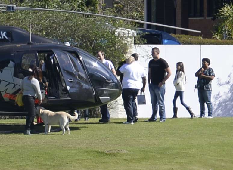 Família de Neymar chega de helicóptero para visita 