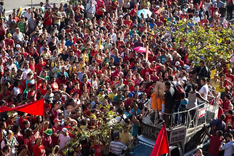 Integrantes do MTST marcham em protesto em direção à Câmara Municipal; o objetivo é pressionar vereadores pela votação do novo Plano Diretor