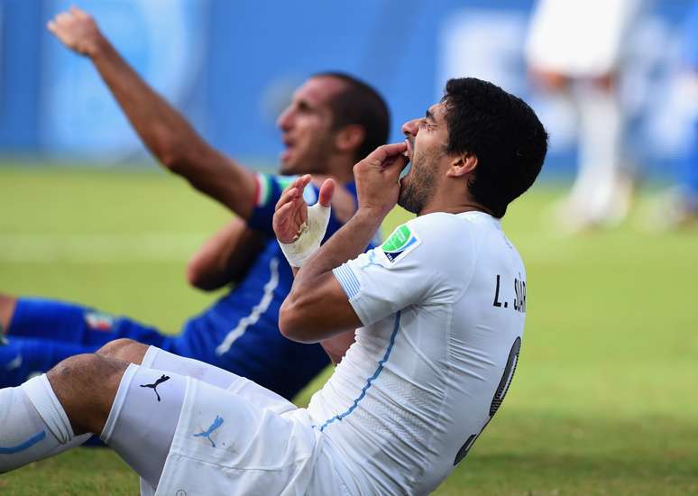 <p>Suárez mordeu o ombro do italiano Chiellini em jogo da Copa do Mundo</p>