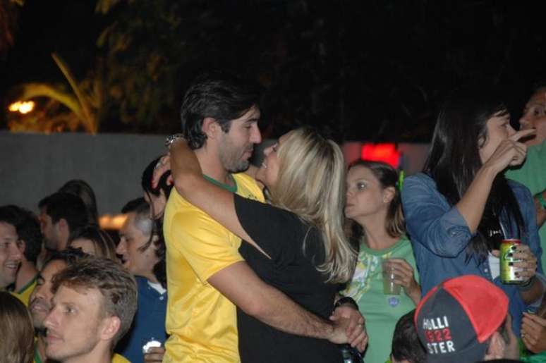 <p>Susana Vieira e Sandro Pedroso trocaram carinhos durante jogo da Seleção Brasileira</p>