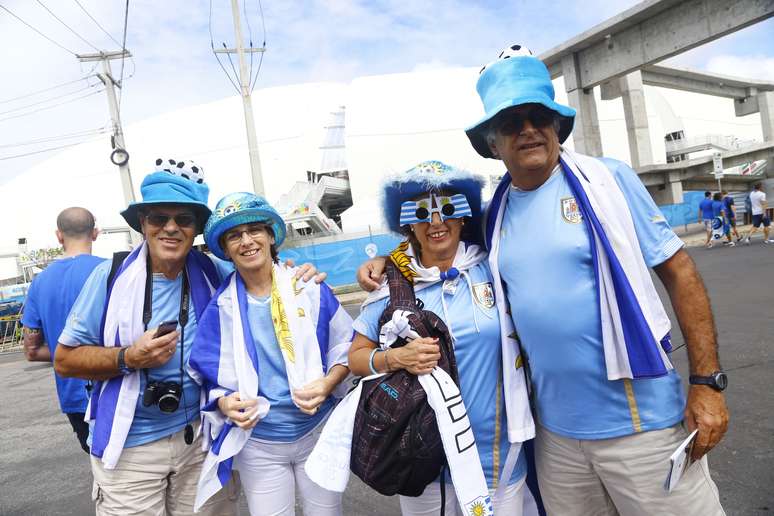 Os amigos uruguaios, aposentados, vieram ao Brasil assistir a todos os jogos de sua seleção