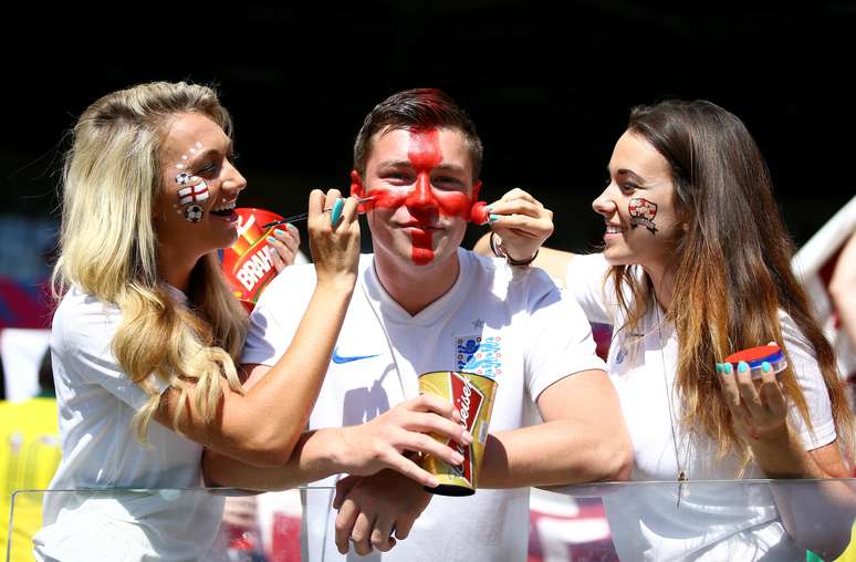 Torcedores de Costa Rica e Inglaterra se divertem dentro do Estádio do Mineirão, em Belo Horizonte, nesta terça-feira. Se vencer a partida, a Costa Rica garante o primeiro lugar no Grupo D