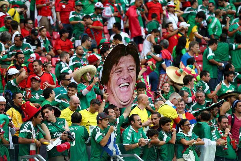 Torcida do México levanta cartaz que reproduz a cabeça de Miguel Herrera; técnico assumiu a equipe no fim de 2013, e faz sucesso com a torcida após reconstrução