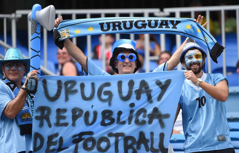 <p>Torcedores do Uruguai e da Itália agitam bandeiras e mostram as caras pintadas em apoio às seleções de seus países para o jogo decisivo que acontece nesta terça-feira (24) na Arena das Dunas, Natal</p>