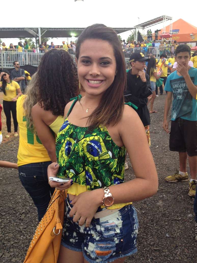 A brasileira Janaína Nunes notou o aumento de estrangeiros nas baladas de Brasília, cidade onde mora. Apesar da novidade, ela nega interesse nos gringos. Eu prefiro os brasileiros mesmo
