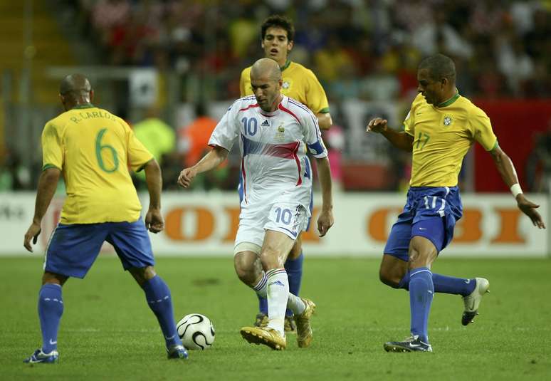 Mesmo veterano, Zidane comandou a França na vitória sobre o Brasil na Copa de 2006. Craque foi considerado o melhor jogador da competição