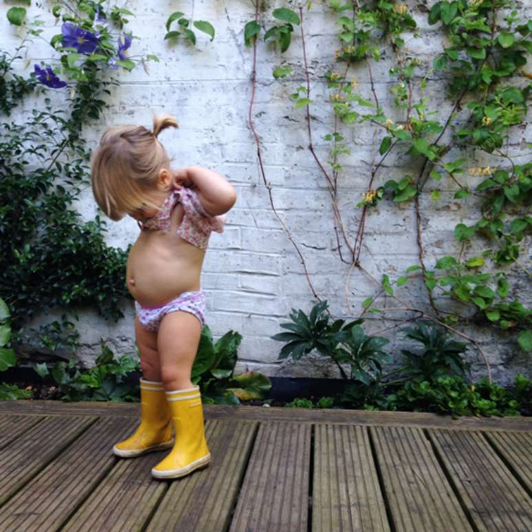 <p>Foto da bebê Marlow de 18 meses com a barriga de fora deu origem a bloqueio de conta no Instagram</p>