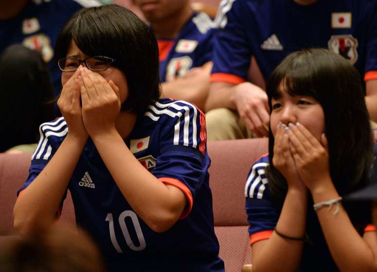 Torcedores choram e lamentam após derrotas das seleções em jogos da Copa do Mundo de 2014. Na foto, torcedores do Japão lamentam a eliminação após a derrota por 4 a 1 para a Colômbia