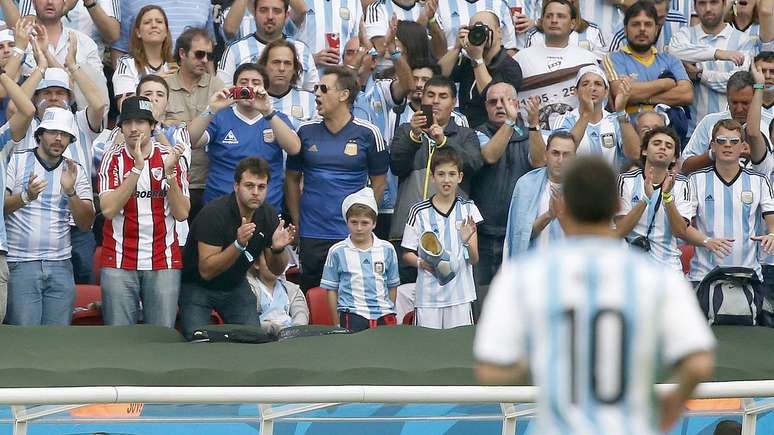 Com azul celeste sobre suas cadeiras vermelhas, o Beira-Rio se dedicou a reverenciar um dos artilheiros dessa Copa do Mundo que tem quatro gols em três jogos. O camisa 10 argentino Lionel Messi brilhou em campo e guiou a equipe à vitória por 3 a 2 sobre Nigéria em Porto Alegre